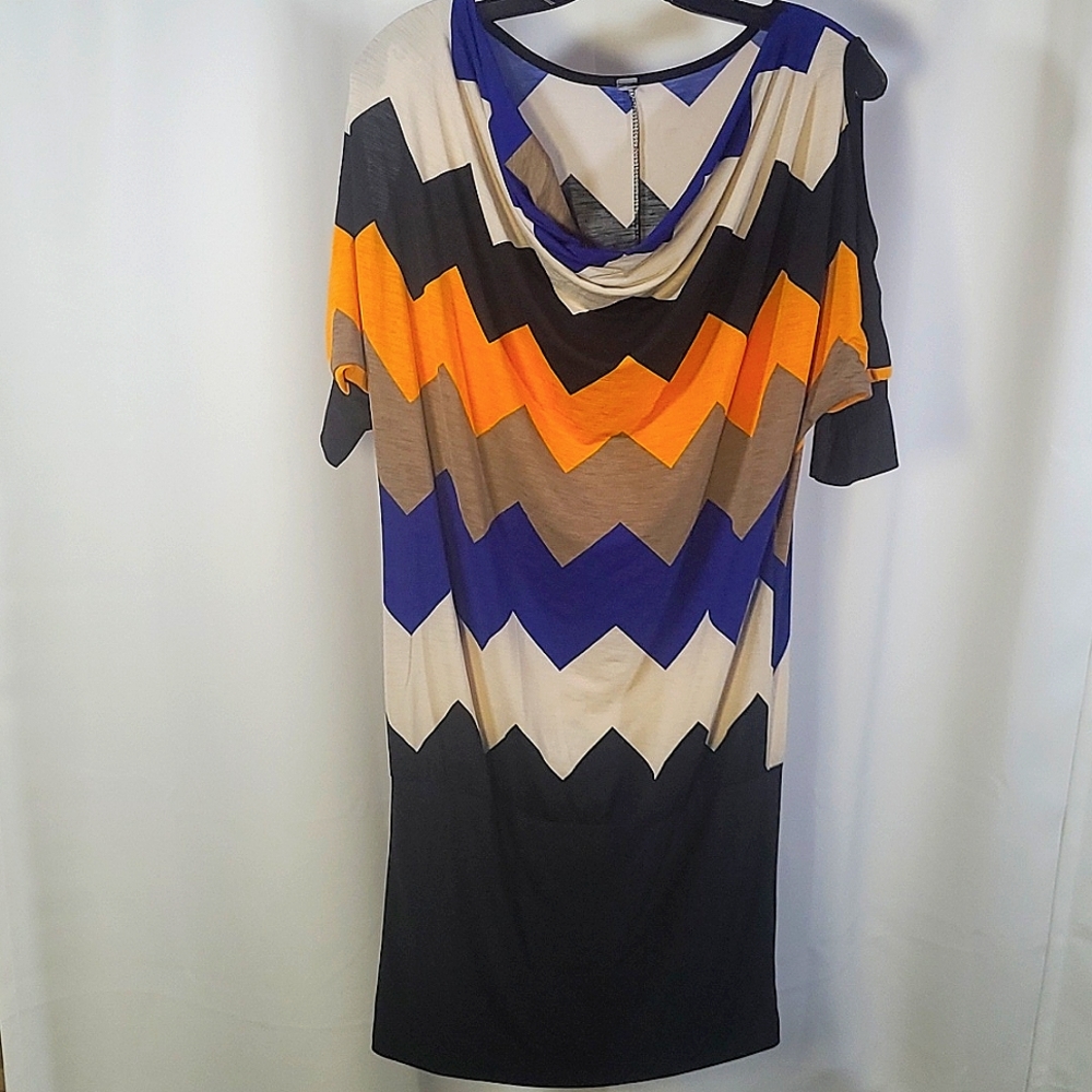 Zig-zag Cold-shoulder Tunic Dress